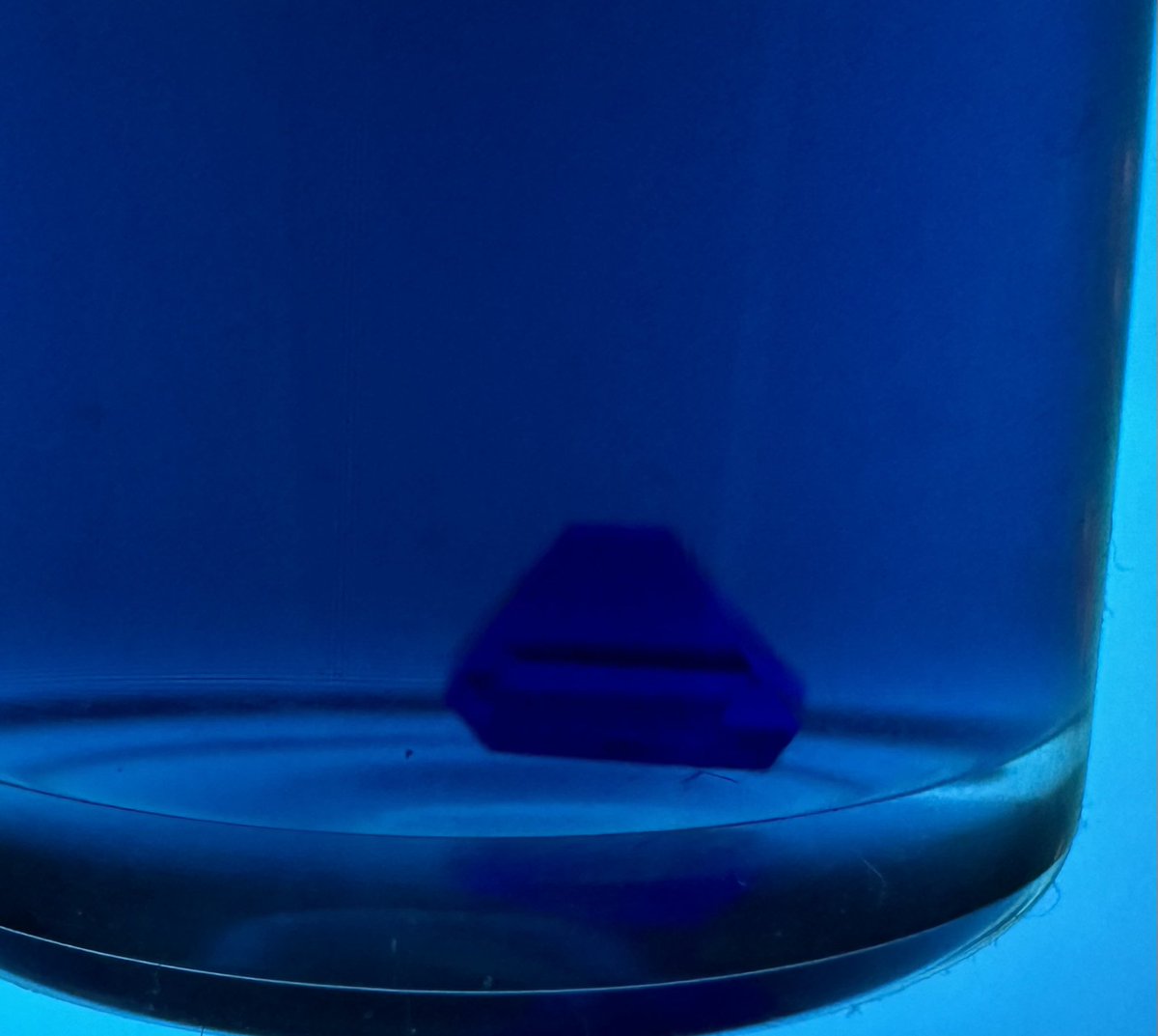 arufa36's tweet photo. Deep blue pyramid, color from Cu2+ https://t.co/WWKOK05B1R