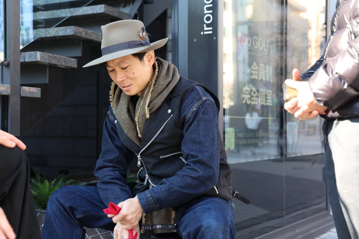 大塚北口駅前にて 世界一靴磨き職人「長谷川裕也」さん 路上靴磨き行っております😁 本日限定 18:00までみたいです👠 世界一に是非磨いてもらって下さい✨ #豊島区 #大塚 #靴磨き