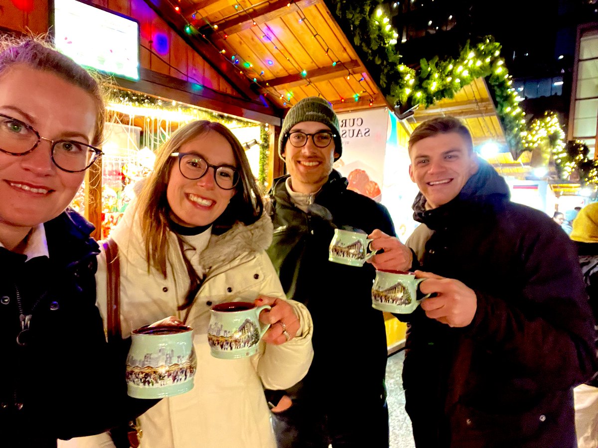 #RSNA tradition; christkindlmarket &amp; deep dish pizza with <a href="/Heart_AI_Lab/">Emory Cardiothoracic Imaging & AI Lab</a>! Always fun eating Chicago style pizza with the Italian fellows <a href="/CarlottaOnnis/">Carlotta Onnis</a> &amp; <a href="/ggsiciliano/">Gianluca Siciliano</a>