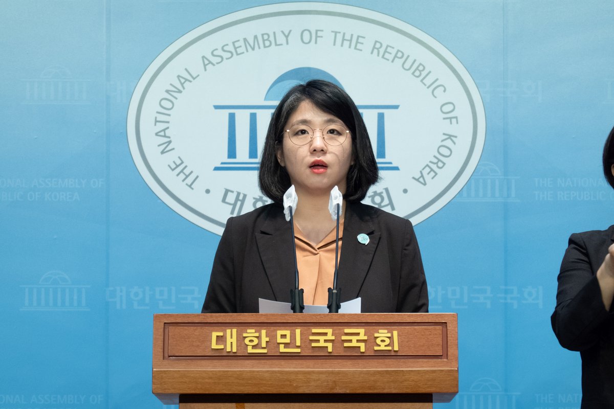yong_hyein's tweet image. &lt;이재명 대표님, 우리 함께, 합시다 횡재세!&gt;
주말 사이에 더불어민주당이 은행 상생기여금 제도로 도입하려는 은행 횡재세가 당내 의원들의 반대로 법안 통과가 어렵다는 소식이 들려왔습니다. 이재명 당 대표, 홍익표 원내대표를 포함한 50여 명의 공동발의로 발의됐고, 민주당의 당론으로 은행…
