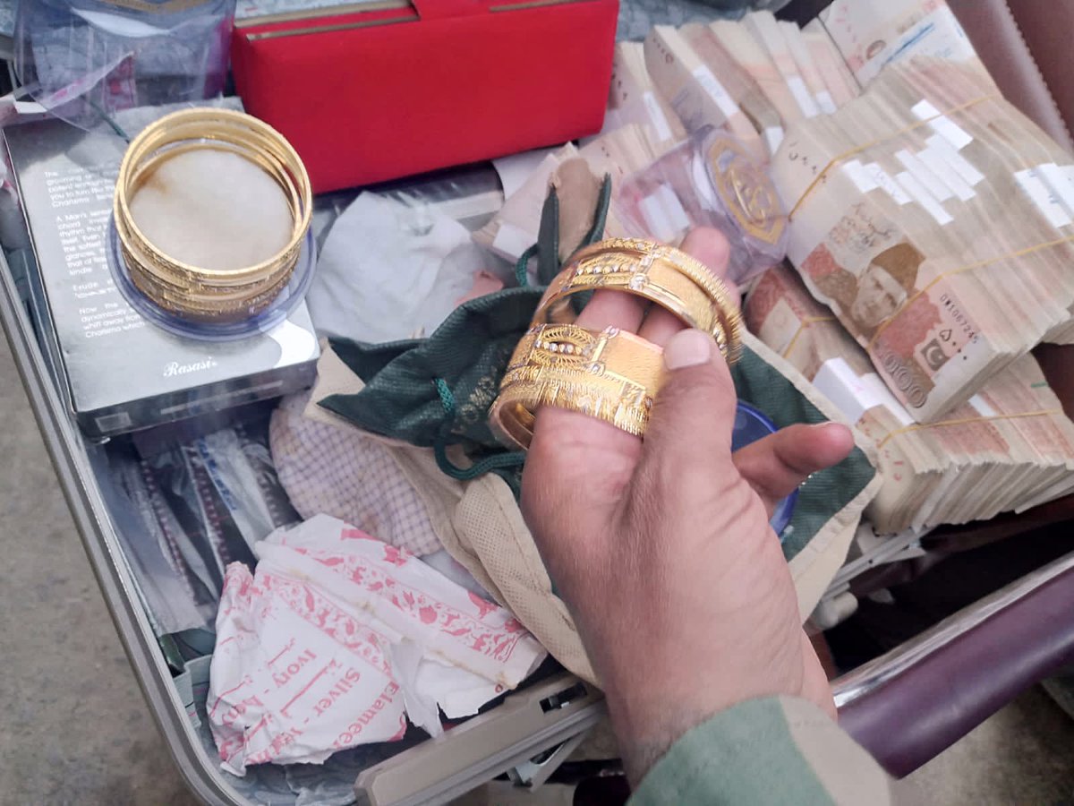 SHaiderRMehdi's tweet photo. Pakistan Army Military Colonel caught with currency, jewelry. Received this from a retired Senior military intelligence officer who confirms its authenticity. Reproducing the report in military format.

AoA Sir

Subj:- *Appr of Army Offr-Distt Qilla Saifullah*

🔸On 261615 Nov 023, a Army Offr PA -36852 Col Amir Shezad Jadoon R/o Abtotabad was arr on own Car No ( *AZU-925 Primo)* aprr by PS Muslim Bagh Police Team DSP Karim a/w SHO Adnan at Quetta bypass Muslim Bagh Distt Qilla Saifullah and where shifted to PS Muslim Bagh for further disposal.

🔸 *Fol items Recovered*

▪️ *Pak Currency*
▪️ _Details_
🔘 2x Crore and 10 lake Rupees
🔘 42x Bundle 5000 Note

▪️ *Gold*
🔘 16x Tola Gold
▪️ _Details_
🔘 11x Hand Kare
🔘1x Gally ka Har
🔘2x Ears k Jommky
🔘 1x Face Matty ka Jommar

🔸a/m offr was Posted in oct 023 from log HQ Qta to GHQ S&T Dir Rwp . he was finally journey from Qta to isb.

*FIP*