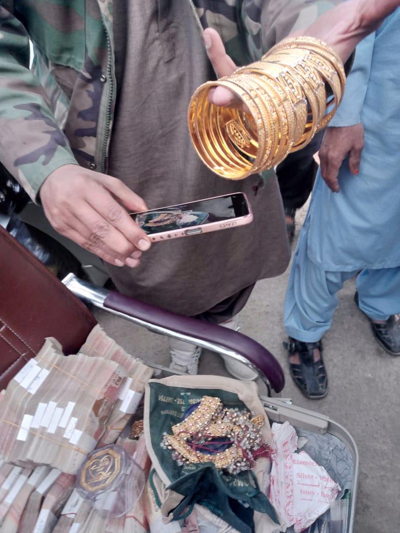 SHaiderRMehdi's tweet photo. Pakistan Army Military Colonel caught with currency, jewelry. Received this from a retired Senior military intelligence officer who confirms its authenticity. Reproducing the report in military format.

AoA Sir

Subj:- *Appr of Army Offr-Distt Qilla Saifullah*

🔸On 261615 Nov 023, a Army Offr PA -36852 Col Amir Shezad Jadoon R/o Abtotabad was arr on own Car No ( *AZU-925 Primo)* aprr by PS Muslim Bagh Police Team DSP Karim a/w SHO Adnan at Quetta bypass Muslim Bagh Distt Qilla Saifullah and where shifted to PS Muslim Bagh for further disposal.

🔸 *Fol items Recovered*

▪️ *Pak Currency*
▪️ _Details_
🔘 2x Crore and 10 lake Rupees
🔘 42x Bundle 5000 Note

▪️ *Gold*
🔘 16x Tola Gold
▪️ _Details_
🔘 11x Hand Kare
🔘1x Gally ka Har
🔘2x Ears k Jommky
🔘 1x Face Matty ka Jommar

🔸a/m offr was Posted in oct 023 from log HQ Qta to GHQ S&T Dir Rwp . he was finally journey from Qta to isb.

*FIP*