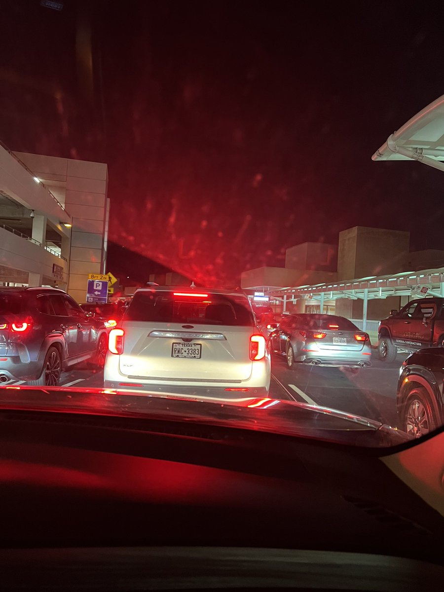 SuSuThomas's tweet photo. @AmericanAir What is going on at @DFWAirport . We are just sitting in the streets... it's like a parking lot out here https://t.co/EUQMEBytbQ