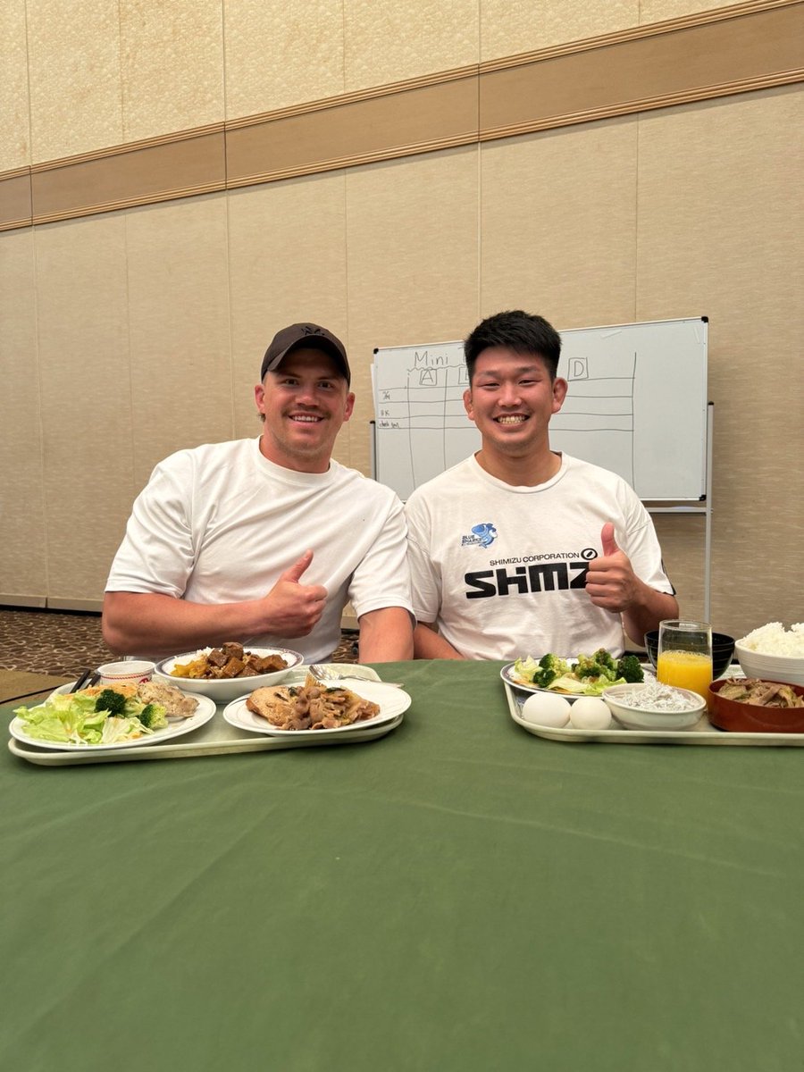 Bluesharks_2020's tweet photo. ⑮ 松土治樹 ＆ ジョンベン・コッツェ（1枚目）
⑯ 櫻井大志 ＆ 野村三四郎（2～4枚目）
「三四郎体重管理ストーリー」
1．隠れてお菓子を食べているところがバレる三四郎
2．必死にダイエットする三四郎
3．体重をチェックされる三四郎 https://t.co/2vYevXi0Aq