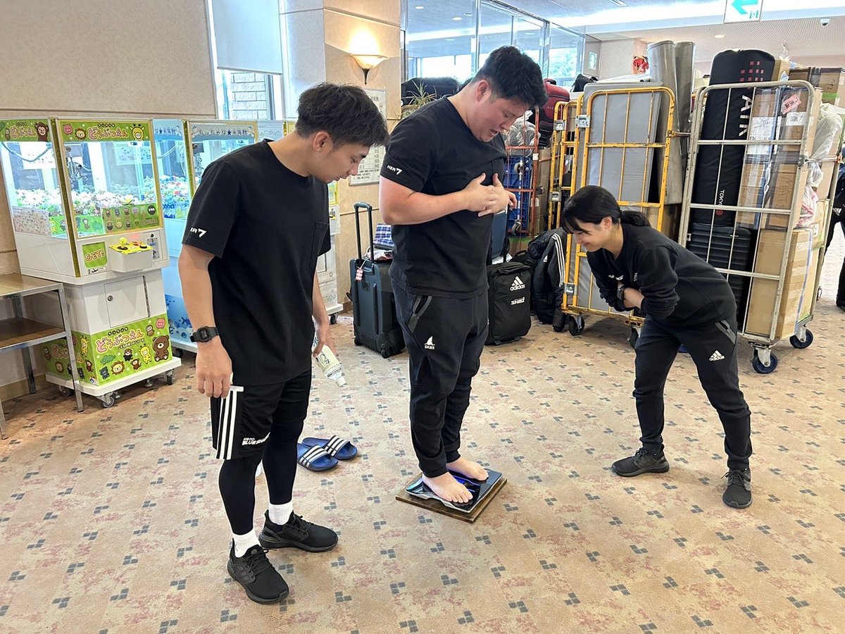 Bluesharks_2020's tweet photo. ⑮ 松土治樹 ＆ ジョンベン・コッツェ（1枚目）
⑯ 櫻井大志 ＆ 野村三四郎（2～4枚目）
「三四郎体重管理ストーリー」
1．隠れてお菓子を食べているところがバレる三四郎
2．必死にダイエットする三四郎
3．体重をチェックされる三四郎 https://t.co/2vYevXi0Aq