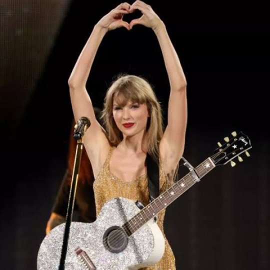 TheSwiftSociety's tweet photo. 📸| @TaylorSwift13 signed a photo and wrote a message for Ana's mother

"Eu te amo" https://t.co/QU5jQ9ism4