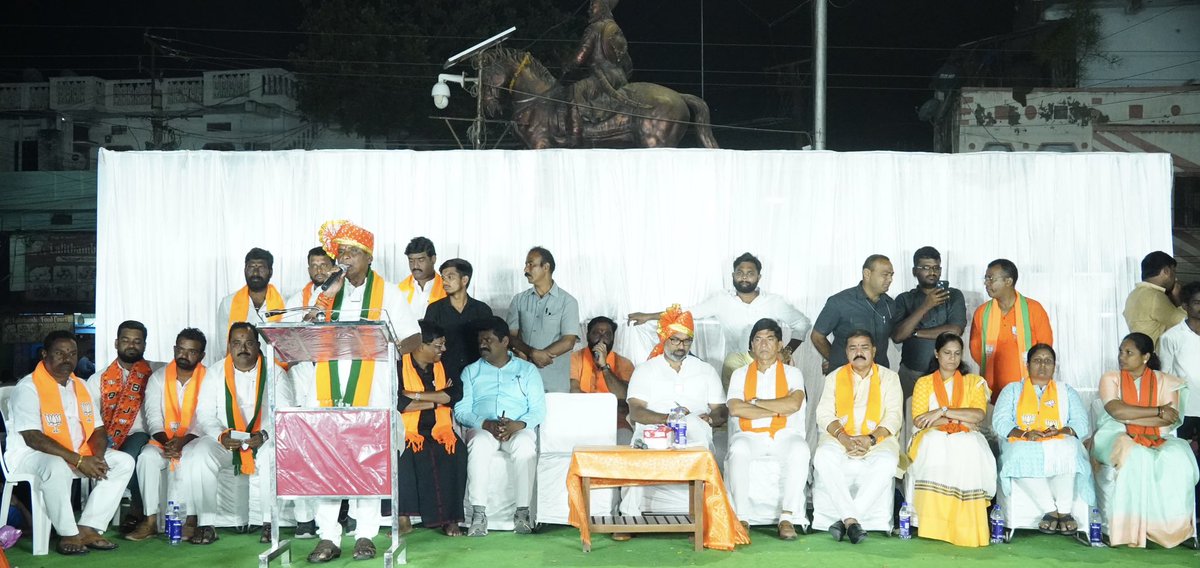 Arvindharmapuri's tweet photo. నిన్న నిజామాబాద్ అర్బన్ లో జరిగిన స్ట్రీట్ కార్నర్ మీటింగ్…

Stunning visuals from yesterday’s meeting in Nizamabad urban with BJP candidate shri Dhanpal Suryanarayana..

#nonoteforvote #nocommission #ZeroCorruption #ad4korutla #Modi4Bharat #BCsWithBJP #EwsReservation #Vote4BJP #BJPWithMadigas