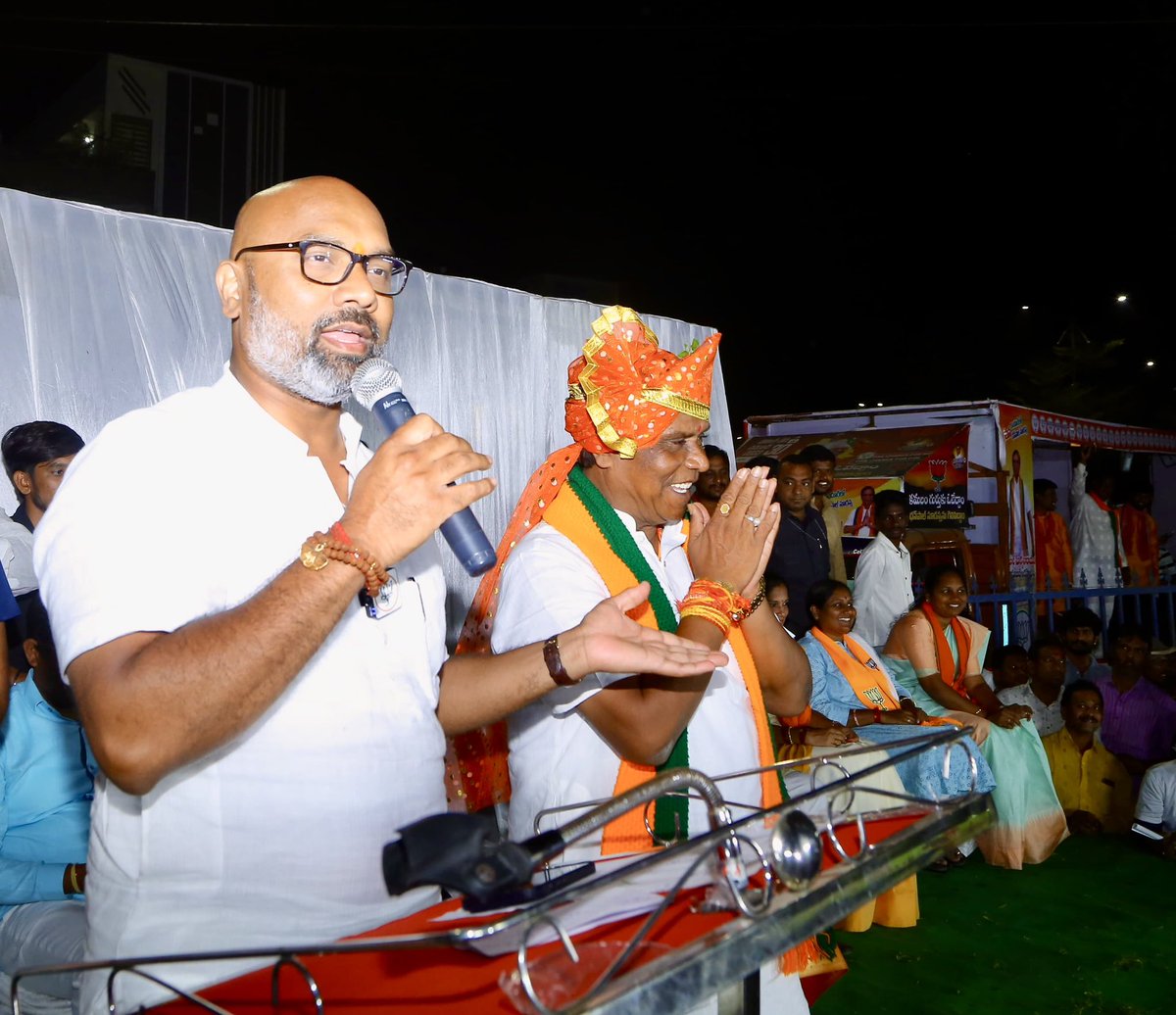 Arvindharmapuri's tweet photo. నిన్న నిజామాబాద్ అర్బన్ లో జరిగిన స్ట్రీట్ కార్నర్ మీటింగ్…

Stunning visuals from yesterday’s meeting in Nizamabad urban with BJP candidate shri Dhanpal Suryanarayana..

#nonoteforvote #nocommission #ZeroCorruption #ad4korutla #Modi4Bharat #BCsWithBJP #EwsReservation #Vote4BJP #BJPWithMadigas