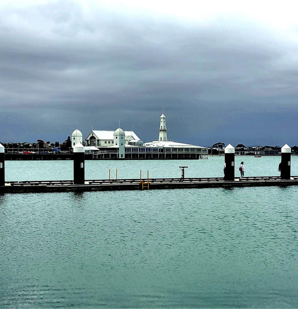 RobGrah18742280's tweet photo. Geelong now, a little gloomy for early summer. ☁️⛅☁️ https://t.co/bbcWv1K6JJ