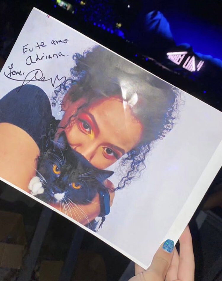 ✍️ | Taylor Swift signed a photo for Adriana Benevides, Ana’s mother with “Eu te amo Adriana / I love you Adriana” #SaoPauloTsTheErasTour