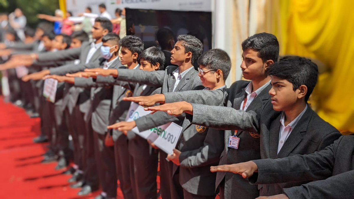 WRIIndia's tweet photo. #ClimateFirstBengaluru I Students and adults take the #BCAP Pledge 

#BengaluruClimateActionAndResiliencePlan #TransformingBengaluru https://t.co/v3pJEbHm9p