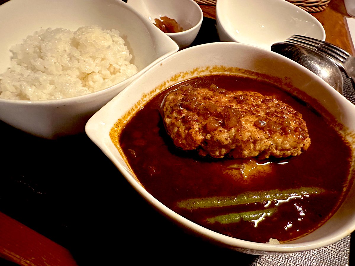 Kabe_Curry's tweet photo. No.141/142「#Eblack 」(#小川町 )
昨日の寒さが残る中
本日おすすめの
#ハンバーグスープカレー
3倍は辛かったけど🔥
風邪気味の身体がポッカポカ〜🥰
ハンバーグもホクホク💞
最後はおじや状態で満足💞💞
(2023/11/27昼)
#神田カレー街食べ歩きスタンプラリー
#神田カレーグランプリ https://t.co/cjeNPsy5Dc
