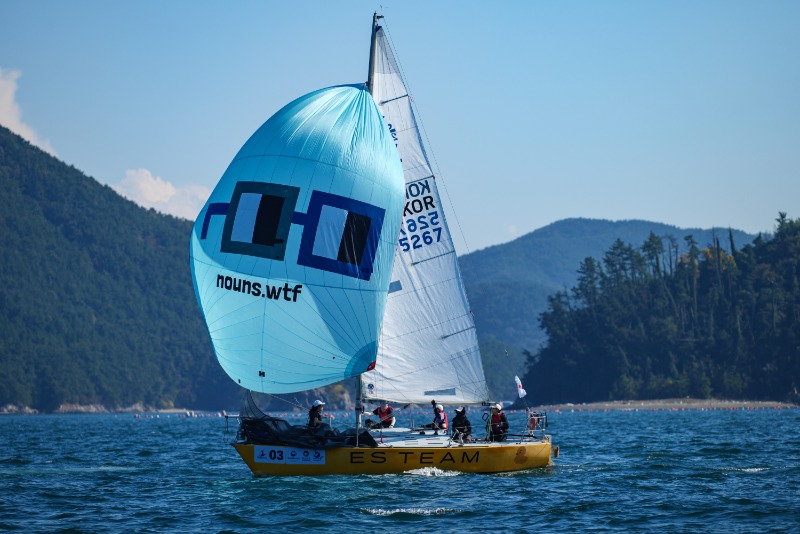 More photos of nounish spinnakers from Prop102

nouns.wtf/vote/102

<a href="/nounsdao/">Nouns.eth</a>