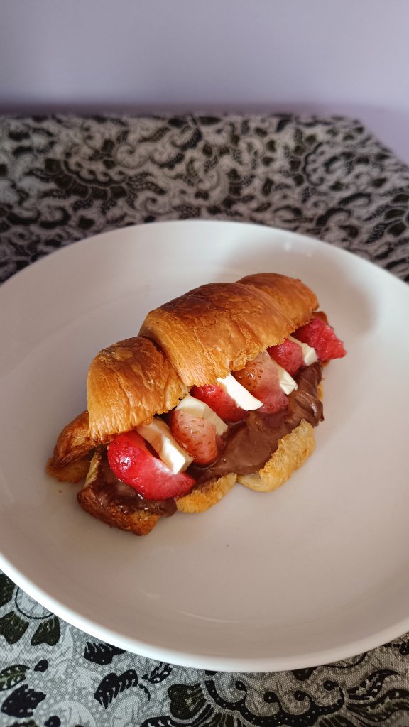 queenlge's tweet photo. [ cw/ food ] I don't have access to good French bread all the time so whenever I do, I try to make the most of it. This is the last croissant in my freezer. It's been great 🥹 'Til the next restock! #LGESpaces https://t.co/z8s0JzzC9o