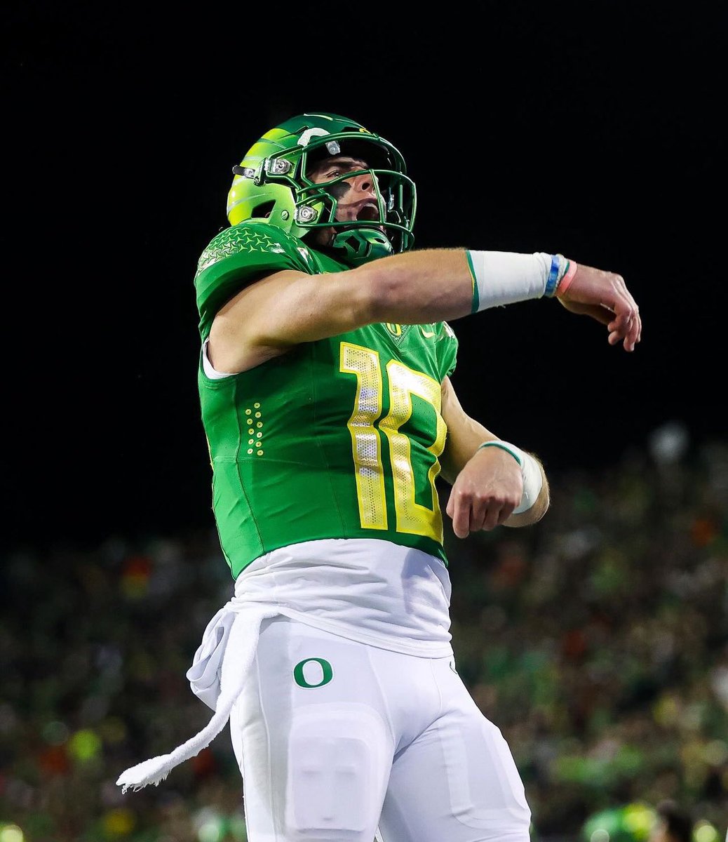 DarrenSpicer25's tweet photo. Bo #Heisman 🦆 
At his best in the biggest games.  The best college 🏈 player in 2023.

#BoHeisman #GoDucks https://t.co/FOuvjcjOvH