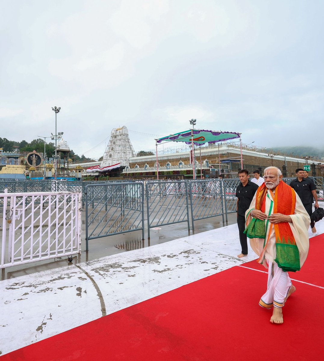 imnareshv's tweet photo. #Triputi : प्रधानमंत्री #NarendraModi पहुचे #TriputiBalaji दर्शन करने। #andhrapradesh https://t.co/sxeUpA6eH0