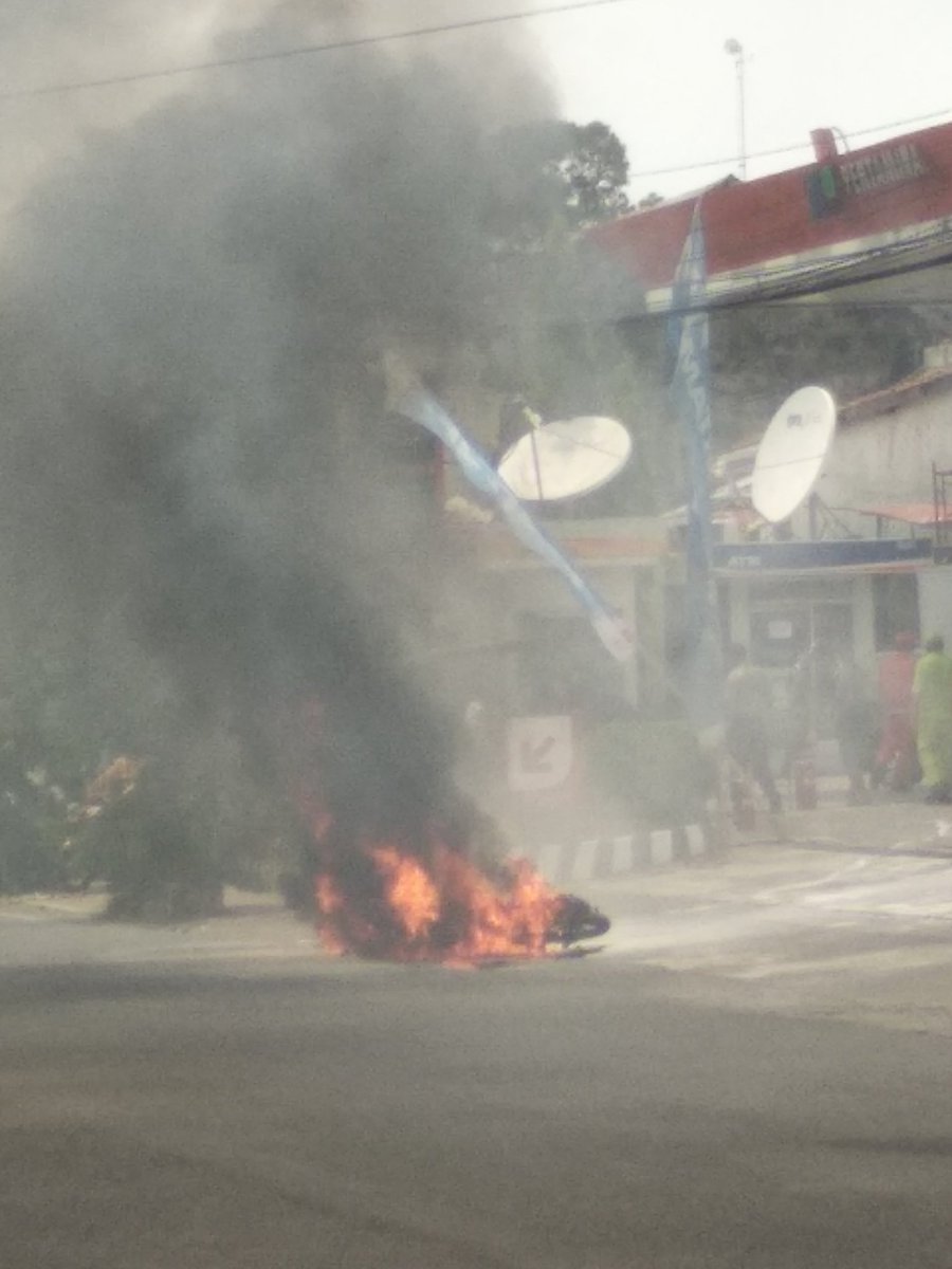 merapi_uncover's tweet photo. [Breaking News] Motor kebakar lur depan SPBU Monjali | @Bakmipakjhon https://t.co/Ai4lMv5YLf