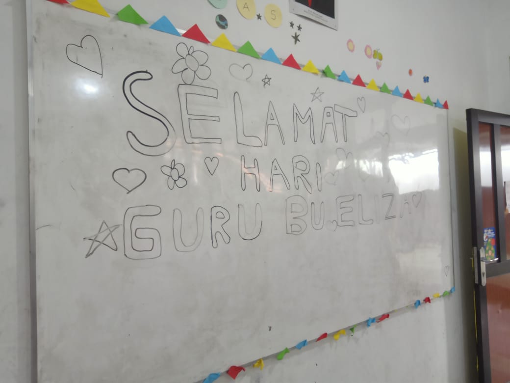 ries2fatin's tweet photo. @BangEdiii Hari Guru tahun 2023 ini lebih seru karena murni inisiatif siswa-siswi yg sejak jauh2 hari iuran dari menyisihkan uang saku diikoordinir salah satu siswa scr bergantian. Eh siswi2nya udah kenal MiniGold jadi hadiah buat Bu Guru brp frame gold MiniGold juga https://t.co/89qHSqxem8