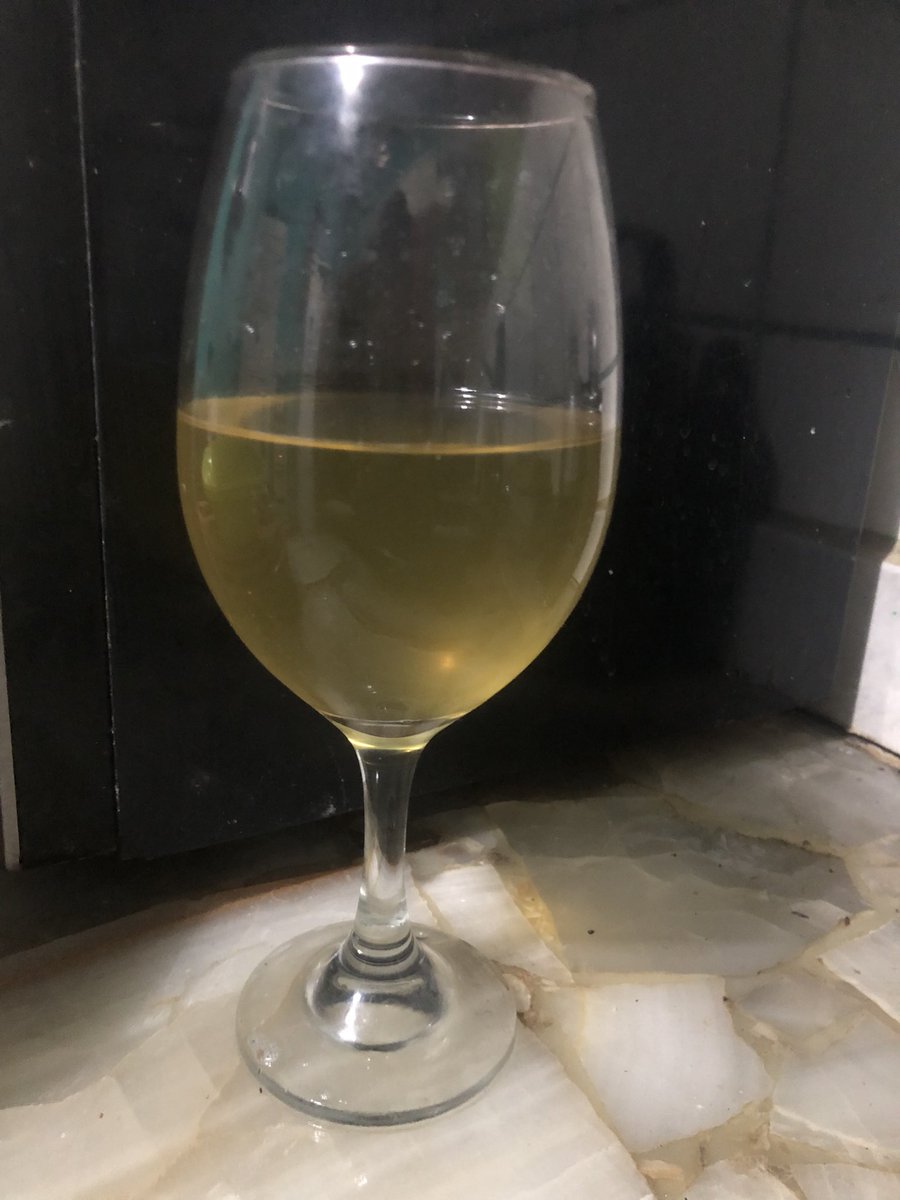 who wants a glass of my hot pee?
#pee #peegirl #piss #pissing #girlpee