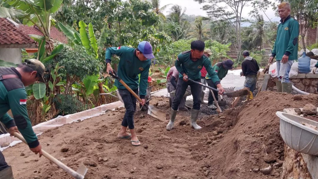 PERMABI_'s tweet photo. #Update_Khidmat PERMABI
Minggu, 26 November 2023

Khidmat PERMABI Membantu Program Pengecoran Jalan Desa, Kp. Dangdeur Desa Sukaratu Kec. Malangbong Kab. Garut.

#ahlulbait #indonesia #islam #syiah #sunni #khidmatkepadamasyarakat 
#gotongroyong #jalan #pengecoranjalan https://t.co/k813UsoCgx