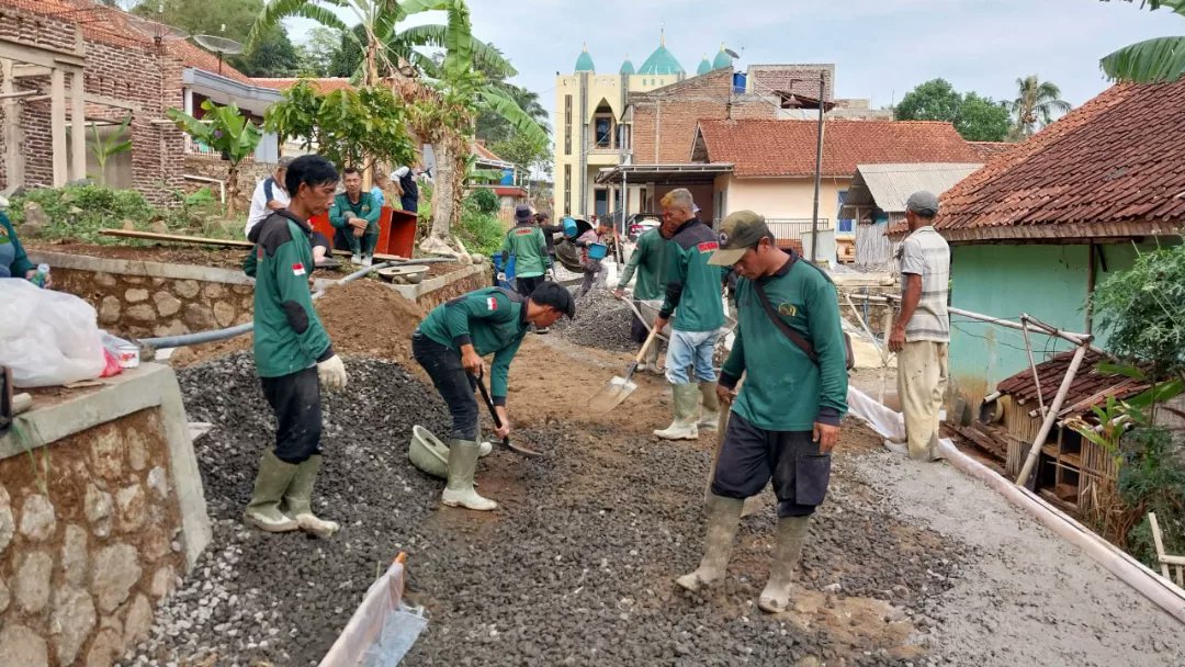 PERMABI_'s tweet photo. #Update_Khidmat PERMABI
Minggu, 26 November 2023

Khidmat PERMABI Membantu Program Pengecoran Jalan Desa, Kp. Dangdeur Desa Sukaratu Kec. Malangbong Kab. Garut.

#ahlulbait #indonesia #islam #syiah #sunni #khidmatkepadamasyarakat 
#gotongroyong #jalan #pengecoranjalan https://t.co/k813UsoCgx