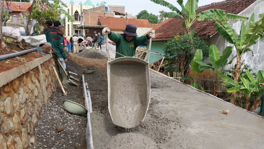 PERMABI_'s tweet photo. #Update_Khidmat PERMABI
Minggu, 26 November 2023

Khidmat PERMABI Membantu Program Pengecoran Jalan Desa, Kp. Dangdeur Desa Sukaratu Kec. Malangbong Kab. Garut.

#ahlulbait #indonesia #islam #syiah #sunni #khidmatkepadamasyarakat 
#gotongroyong #jalan #pengecoranjalan https://t.co/k813UsoCgx