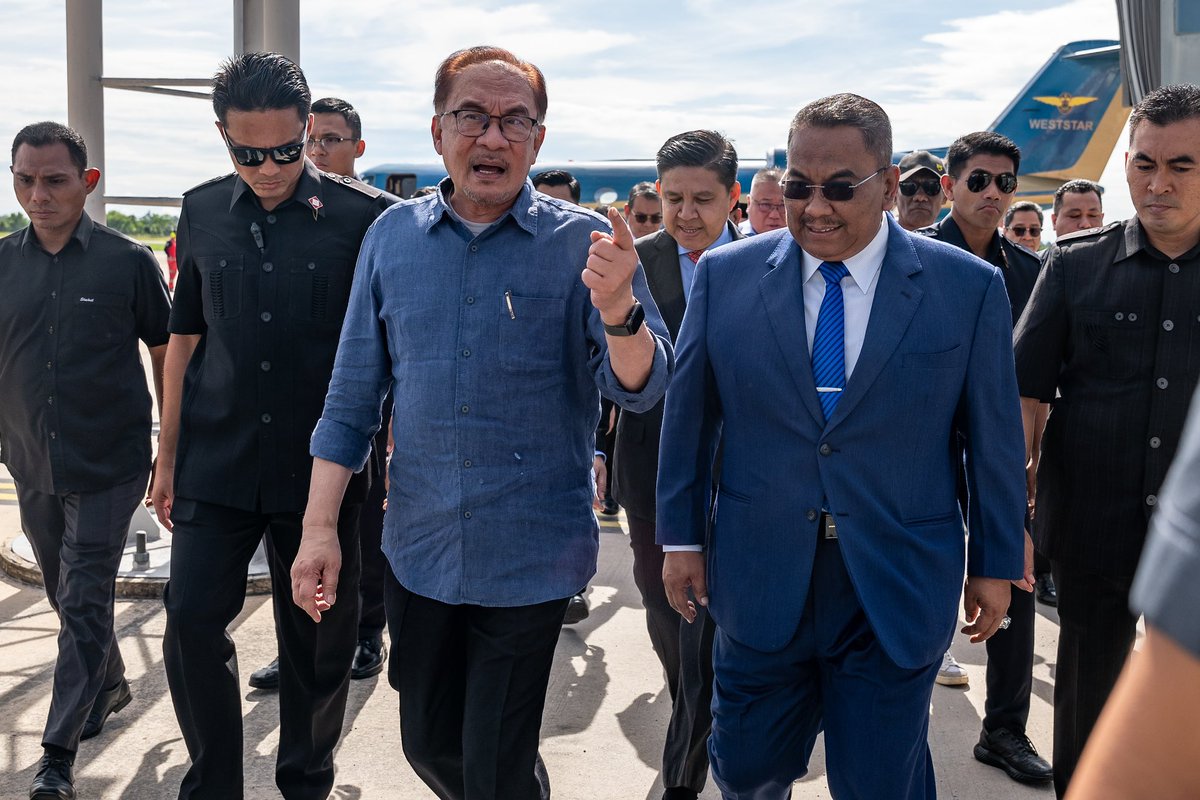 anwaribrahim's tweet photo. Tiba di Alor Setar pagi ini untuk lawatan satu hari ke sempadan Malaysia-Thailand di Bukit Kayu Hitam dan Sadao di mana saya dijadualkan akan ketemu Perdana Menteri Thailand Srettha Thavisin bagi mendepani beberapa isu mendesak yang menjadi kepentingan kepada kedua-dua negara tetangga dan sahabat. 

#MalaysiaMADANI