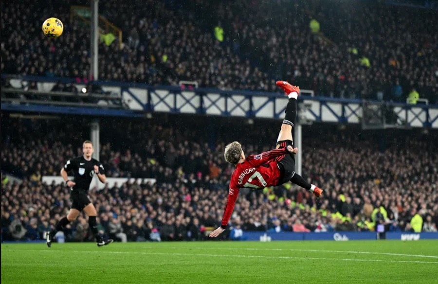 sigilo432's tweet photo. Is this worthy of being the best goal of all time in the English Premier League? #ganacho https://t.co/1KBOL0B0Xu