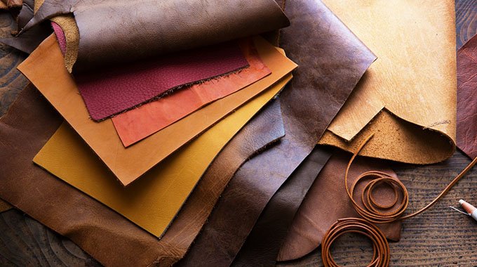 MupfumiFarai's tweet photo. Zimbabwe's leather sector is planning to establish a plant that will produce shoe soles and lasts, the essential components for making quality shoes. The development will help reduce the importation of cheap and low-quality shoes that have flooded the market. https://t.co/gcwyMWQKdw