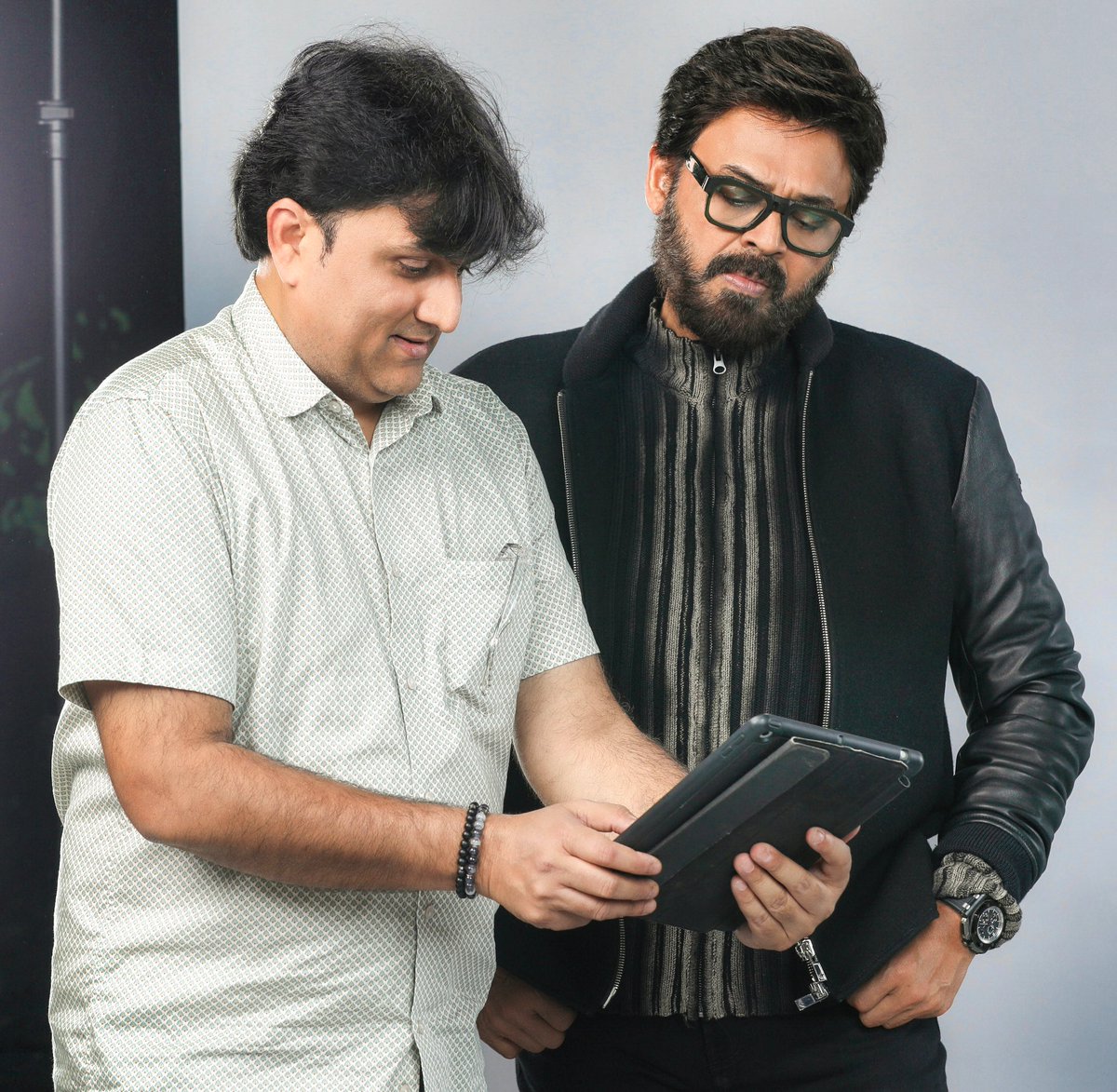 bnaveenkalyan1's tweet photo. Ad Campaign with Venkatesh garu for #VasaviGroup.
Agency: RJ Media
#RJMedia #charanparupalli #Venkatesh #RJMediaAgency https://t.co/WIikr6MwnF