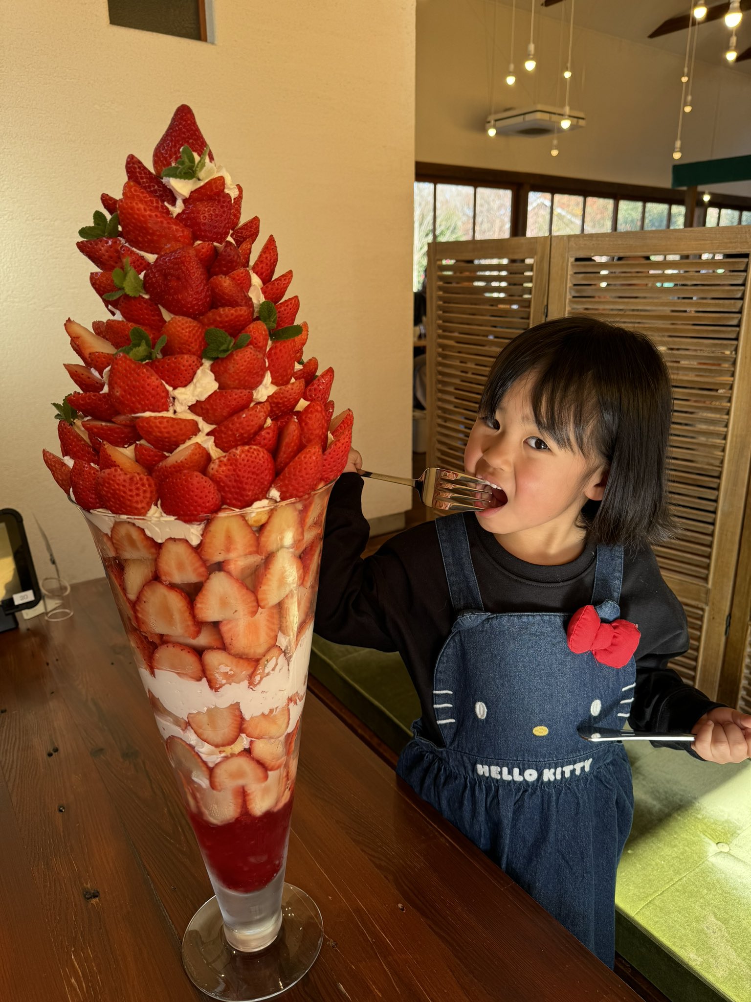 ⑱　いちごパフェ☆ 🔴 : いちごやま（¥2300） . あまおうを約1パック使用したいちご