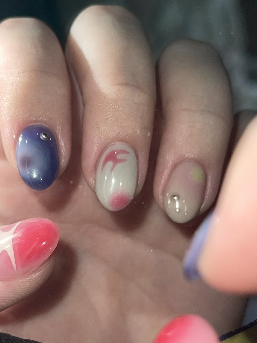 생일 기념 뉴 네일 🌀
에어브러쉬 없어서 손으로 한땀한땀 그라데이션 빚어주심 🍙