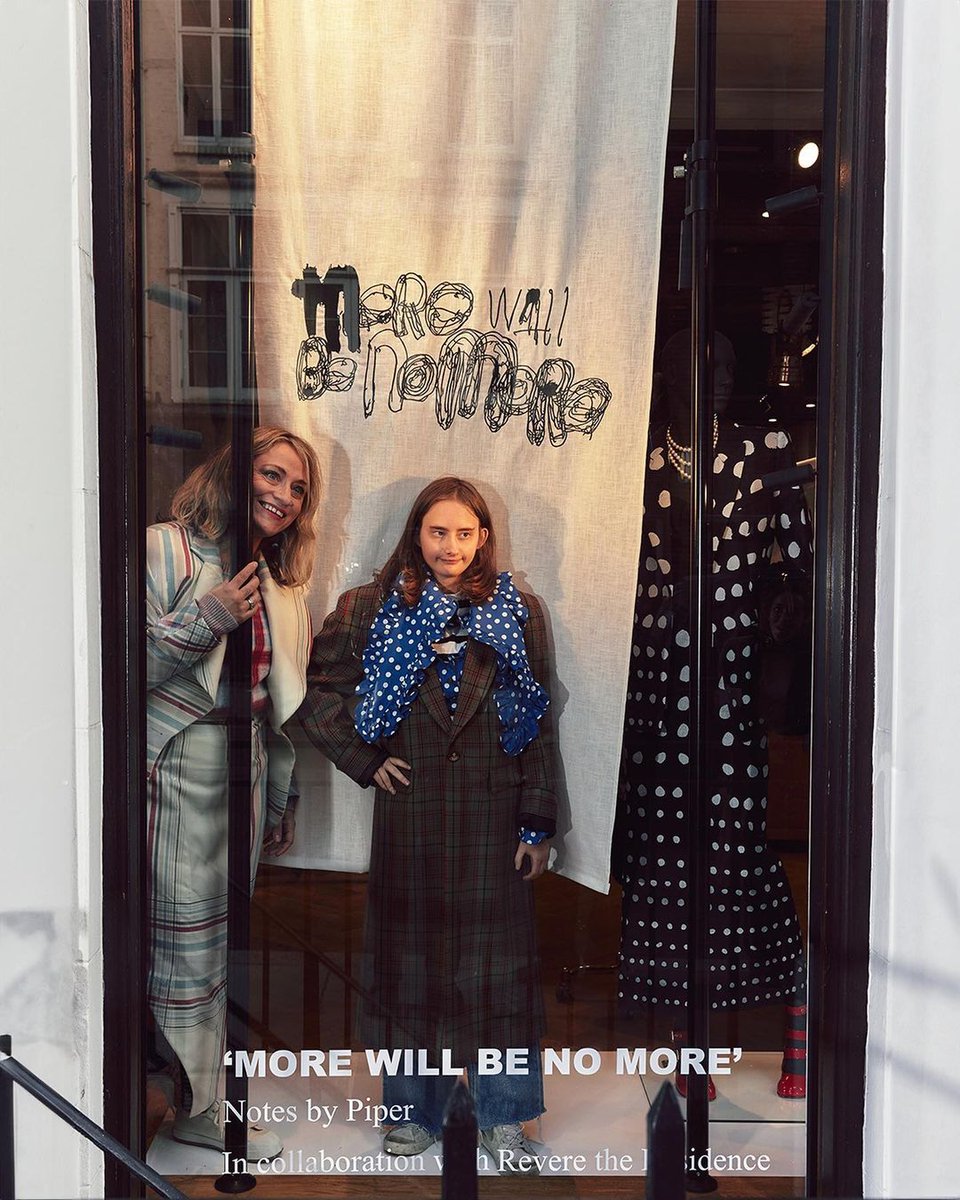 westwood_japan's tweet photo. 2023年のホリデーシーズン、私たちのショップウィンドウには、イーストロンドンをベースに活動する、自閉症と重度の聴覚障害を持つアーティストのパイパー・リビアによるアートワークを展開します。
#NotesByPiper
#RevereTheResidence
#VivienneWestwood
#ヴィヴィアンウエストウッド https://t.co/muT1wpKnoy