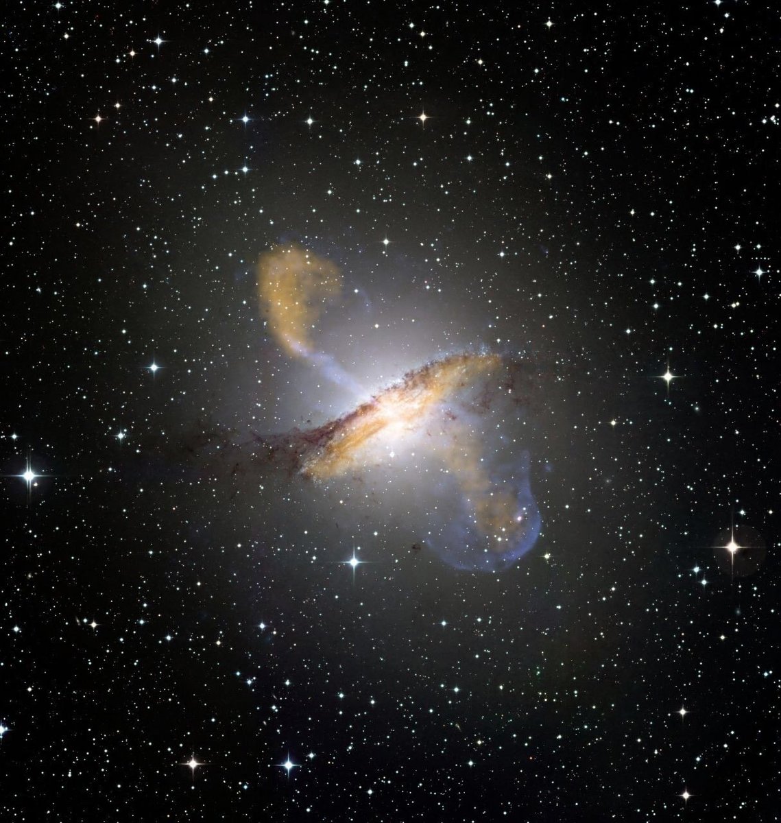 Ближайшая к Земле активная галактика Центавр А (NGC 5128), расположенная в 11 млн. св. лет от нас