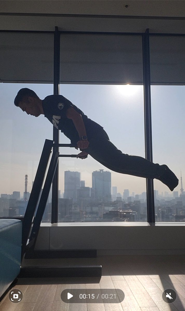 miz0521's tweet photo. 屈伸し前傾してから足を伸ばすのと、伸身しながら前傾するのでは訳が違う。伸身からだと55°くらいまで行けるようになった。
取り敢えずベース作りでひたすらL-Sitとプランシェ
#5minTraining https://t.co/IcPKwsEciI