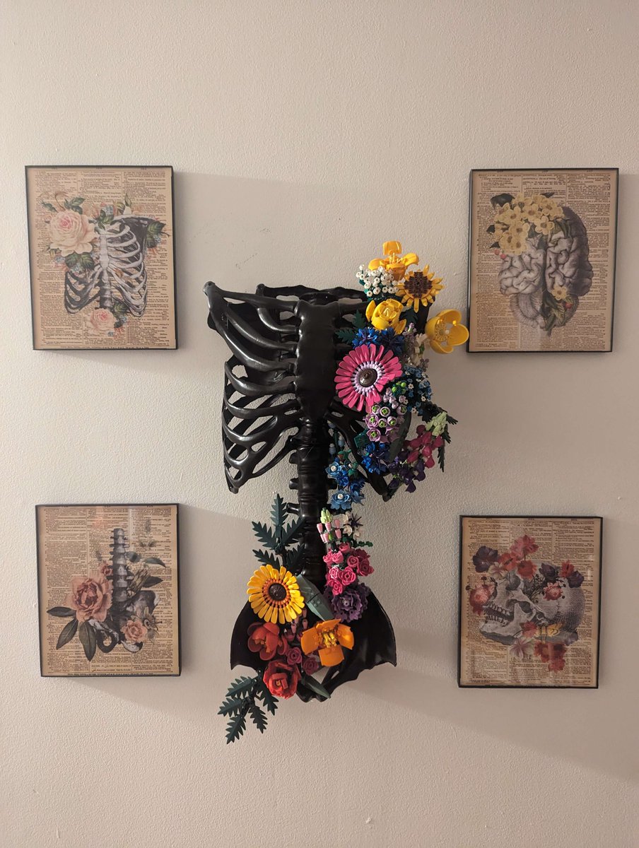 Finished our latest wall decor! 🥰
🌺Living Bones 💀
Made with #LEGO flowers, a skeletal torso, and some artwork to complete the work!
<a href="/LEGO_Group/">LEGO</a> #Skeleton #bones #flowers
