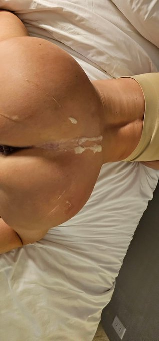 Just putting on lotion before bed😉https://t.co/OAHBuU55Vp https://t.co/DmQKG6urT5