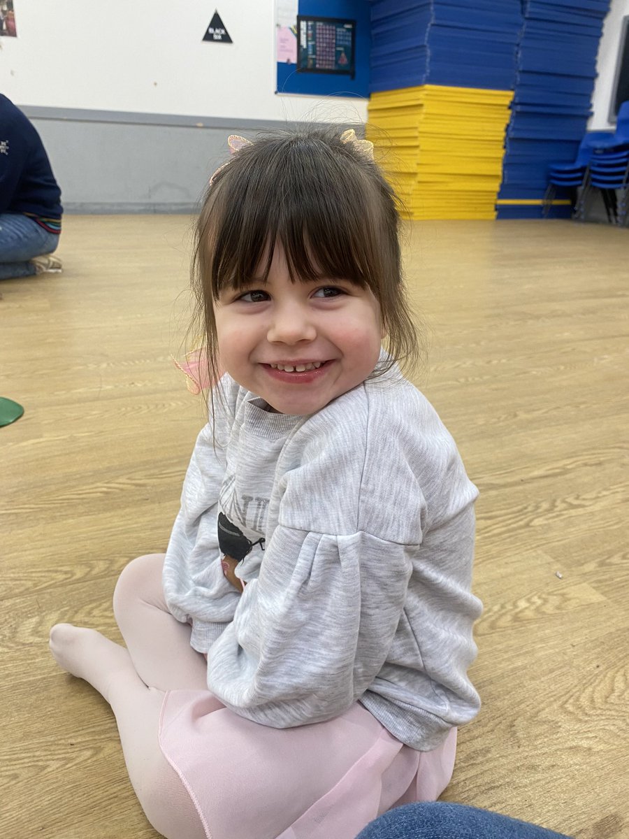 RhianLM's tweet photo. @NPontybreninAM Gracie helped decorate the Christmas tree, went round Nanny’s for a meal for mummy’s birthday and went to ballet. https://t.co/KwIwXzG3RE