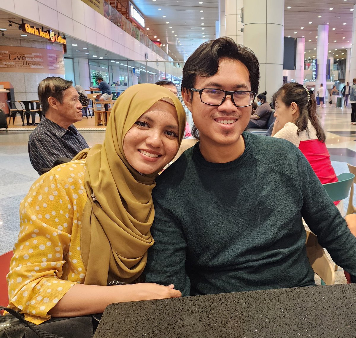 shera_usagi's tweet photo. My husband, one of the passenger of MH165 who stranded in Mumbai for 2 days has safely arrived at KLIA this afternoon. Thanks to @MAS &amp; @qatarairways who arranged his flight back to KUL via Air India at 11.30pm Mumbai time, transit at Changi Airport before arriving at KLIA. https://t.co/0AaKHcDfQP