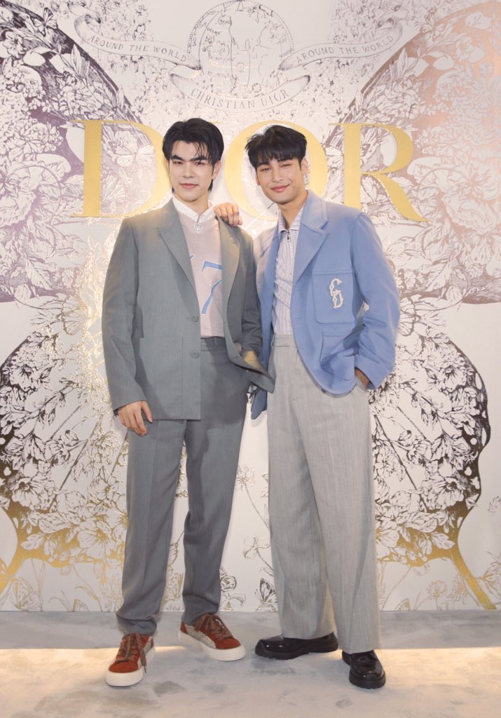 mintmag_th's tweet photo. หล่อคู่! ลุคหล่อออกงานของคู่ฮอต #มายอาโป House Ambassador ของ Dior ประเทศไทย บินไปร่วมงาน Dior Cruise 2024 ที่ Dior Canton Road Flagship Store ที่ Harbour City ฮ่องกง เมื่อวันที่ 21 พ.ย. ที่ผ่านมา💚

#MintNews 
#milephakphum
#nnattawin
#Dior #DiorSpring24 https://t.co/p8v5NvT14y