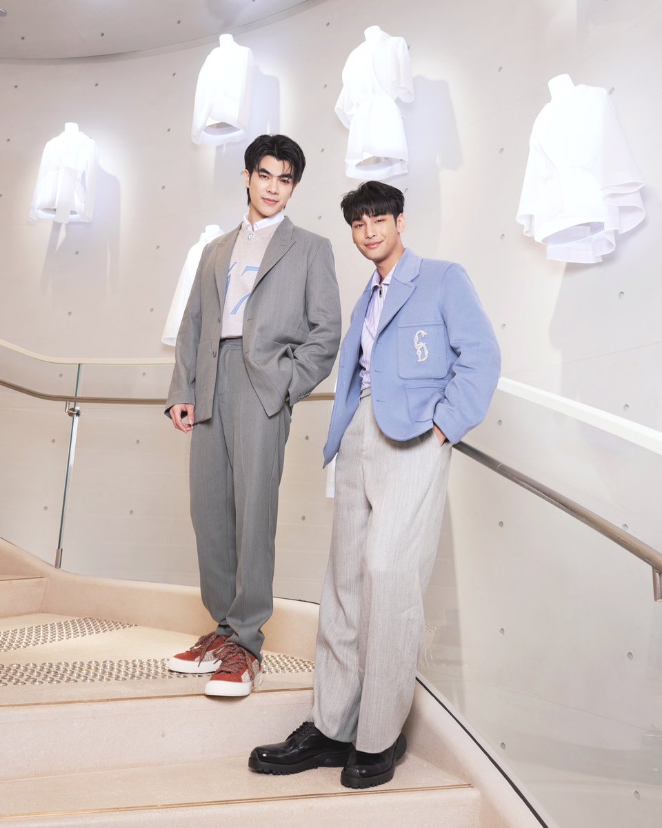 mintmag_th's tweet photo. หล่อคู่! ลุคหล่อออกงานของคู่ฮอต #มายอาโป House Ambassador ของ Dior ประเทศไทย บินไปร่วมงาน Dior Cruise 2024 ที่ Dior Canton Road Flagship Store ที่ Harbour City ฮ่องกง เมื่อวันที่ 21 พ.ย. ที่ผ่านมา💚

#MintNews 
#milephakphum
#nnattawin
#Dior #DiorSpring24 https://t.co/p8v5NvT14y