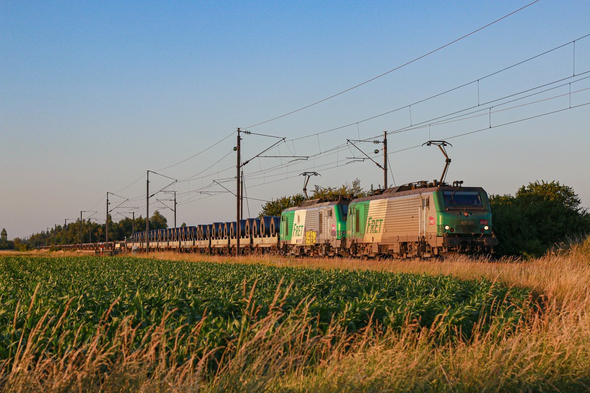 Juin 2022 à Morbecque (Nord), une unité-multiple de BB27000 Fret SNCF mène un train supplémentaire pour le compte d’<a href="/ArcelorMittalF/">ArcelorMittal France</a> circulant entre les sites de Dunkerque Grande-Synthe et d’Ébange, chargé d’un lot de coils d’acier en tête et d’un lot de brames d’acier en queue.