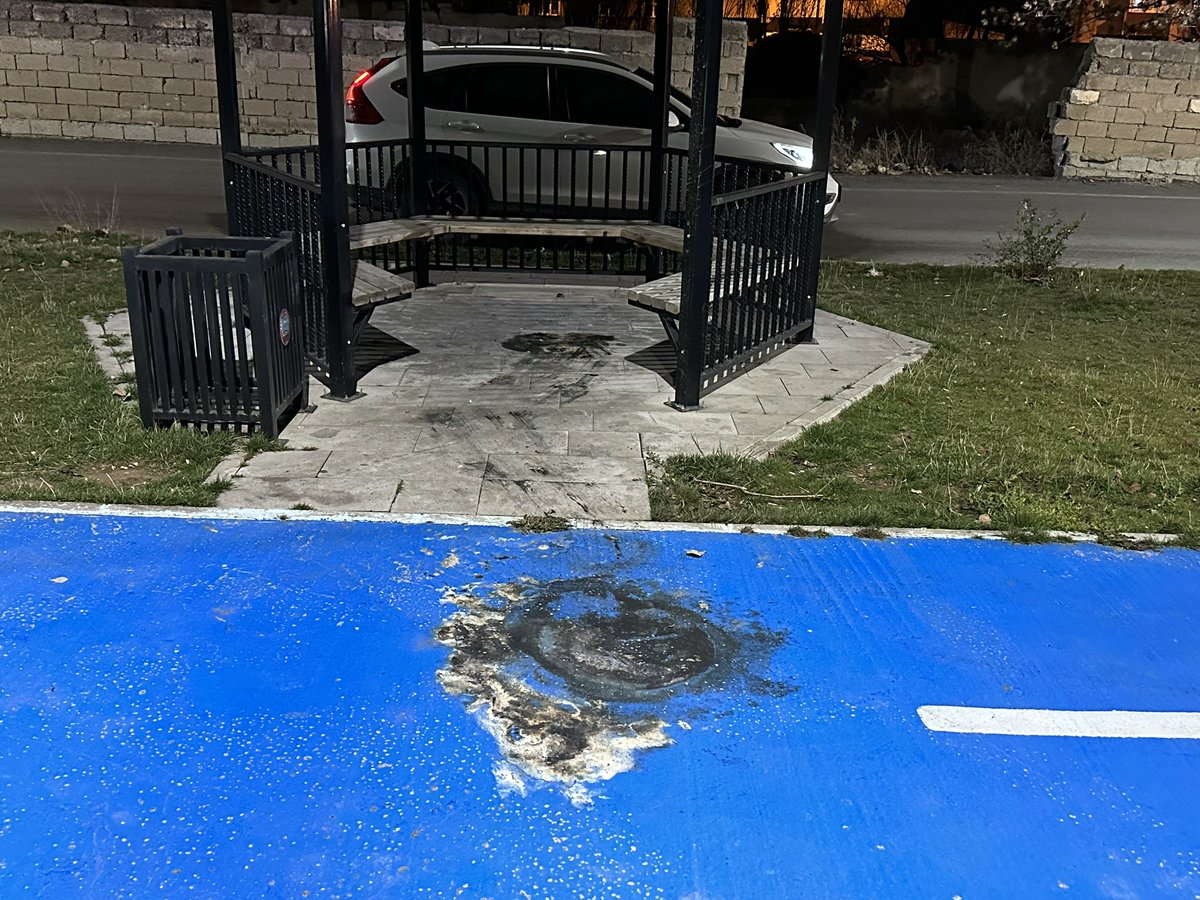 “Bunun adı vicdansızlık” ‼️

🔷 Şunu bilinki; O ateşe verdiğiniz, söktüğünüz oturma banklarına ait parçalar ve yaktığınız yerler yüreğimizi yakmıştır. 

➖ Bizler, hizmet noktasında asla geri adım atmayacağız. 

Vicdansızlığın fotoğraflarını sizlerle paylaşıyoruz..