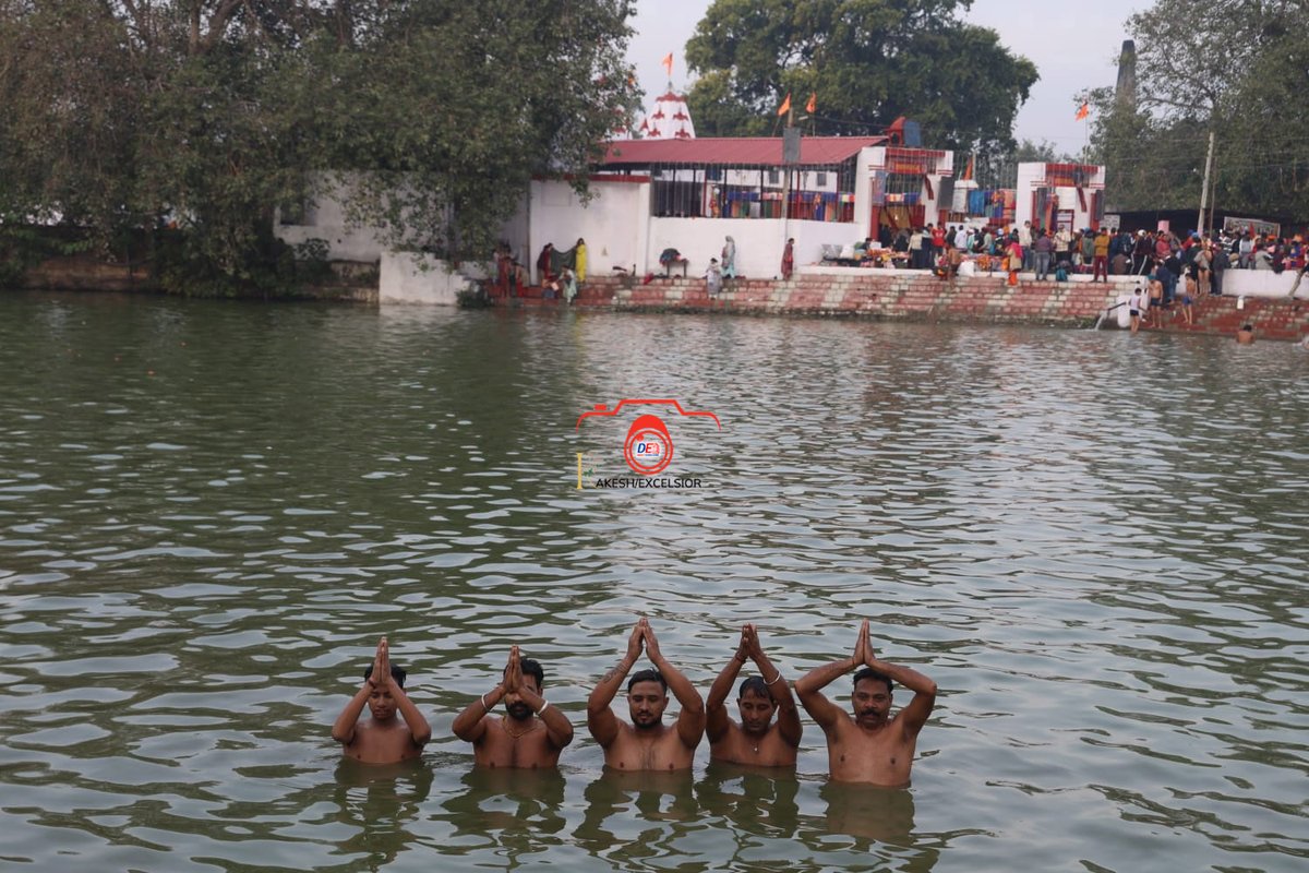 DailyExcelsior1's tweet photo. InPics | Devotees taking holy dip at 'Sarovar' near Baba Jitto shrine at Jhiri during Mela.
#Devotees #Sarovar #BabaJitto #Shrine #Jhiri #Mela https://t.co/Ad9zPTCDYh