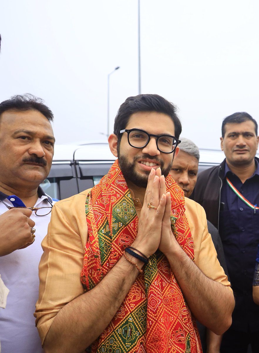 AUThackeray's tweet photo. मथुरेच्या वाटेवर विविध ठिकाणी मोठ्या उत्साहात स्वागत करण्यात आले. https://t.co/YMgh8wwhyP