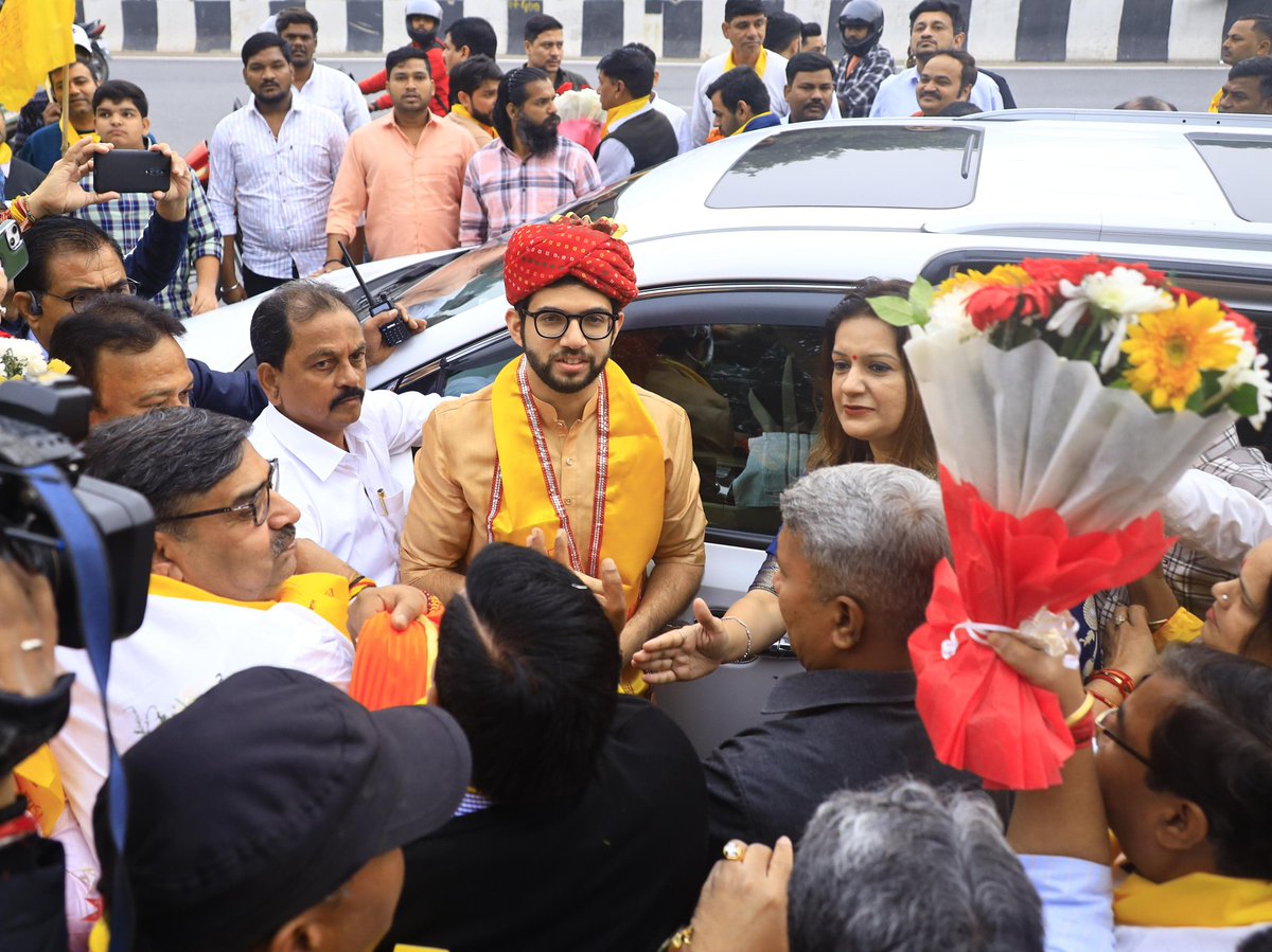 AUThackeray's tweet photo. मथुरेच्या वाटेवर विविध ठिकाणी मोठ्या उत्साहात स्वागत करण्यात आले. https://t.co/YMgh8wwhyP