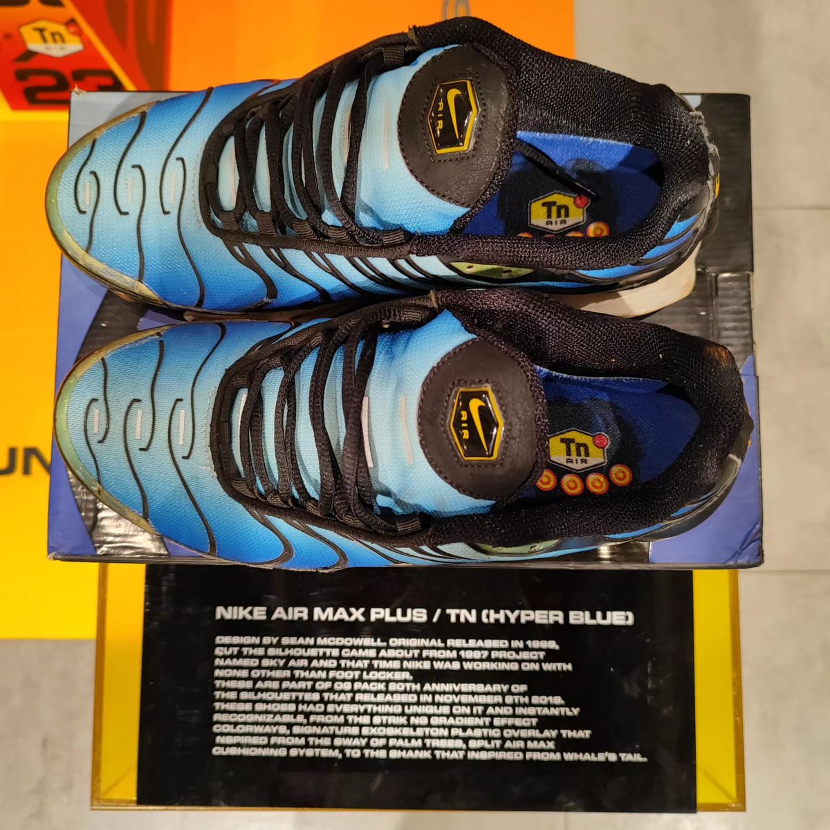 Recap keseruan acara 25th Anniversary Nike TN Air Max Plus yg diadain Foot Locker Indonesia Jumat 24 November kemarin.

Mulai dari kedatangan Simon ‘Woody’ Wood, founder dari Sneaker Freaker Magazine, launching buku Stay Tuned, dan exclusive release 3 colorway Nike Air Max Plus.