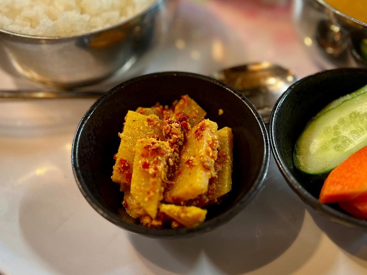 currytrip's tweet photo. 新大久保の韓国料理店 奨忠洞（ジャンチュンドン）が先日ランチで始めたネパール定食ダルバート。ダルはサラサラで豆の味がしっかり。チキンカレーも、ややカレー味だけどサラサラで、やさしい旨みが効く。副菜には、ネパール料理店でも珍しいタマのアチャール！　定食としておいしくいただきました🙏 https://t.co/Ls7L3uVVOR