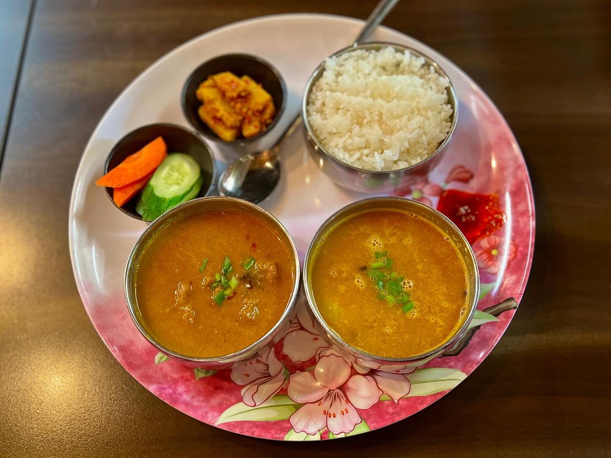 currytrip's tweet photo. 新大久保の韓国料理店 奨忠洞（ジャンチュンドン）が先日ランチで始めたネパール定食ダルバート。ダルはサラサラで豆の味がしっかり。チキンカレーも、ややカレー味だけどサラサラで、やさしい旨みが効く。副菜には、ネパール料理店でも珍しいタマのアチャール！　定食としておいしくいただきました🙏 https://t.co/Ls7L3uVVOR