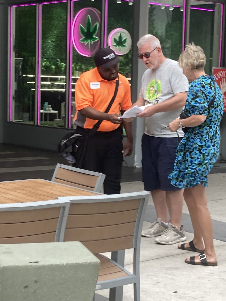 OutstandingAng1's tweet photo. Our Ambassadors are always around to assist visitors who are lost. We are here to help. #ambassador305 #helpinghand https://t.co/TQAMvaBUI2